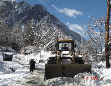 裝載機(jī)正在清除路面積雪